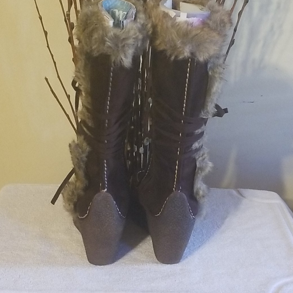 Boots - Picture 3 of 5